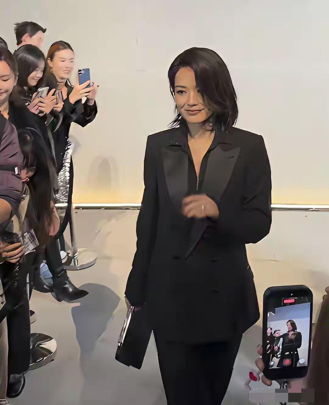 这是哪位大佬啊！气场这么好，后面还有粉丝拍照