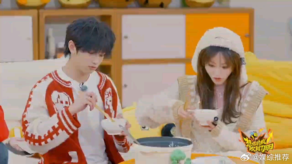 穆祉丞一顿饭就能骗走既视感训练完捧着盒饭大口吃，有人故意逗他“这饭里藏了秘密哦”