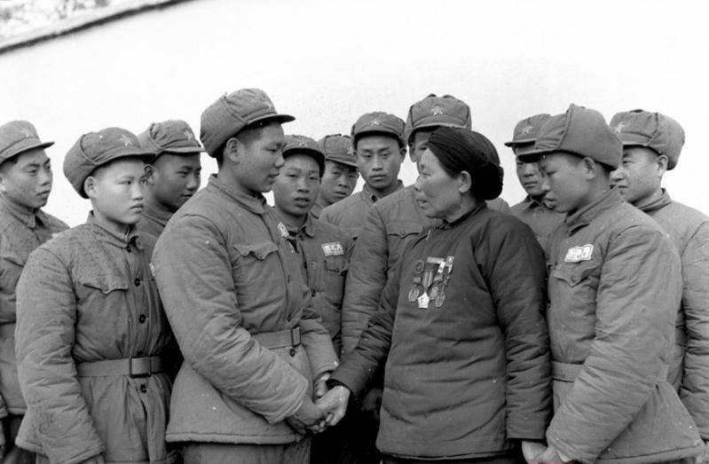 1958年，志愿军撤军前夕，黄继光的弟弟私自离队被抓回，连长问他为什么离队，他说