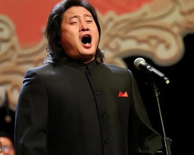 戴玉强重演轻唱

不少热爱音乐的网友认为，歌唱演员戴玉强重演轻唱，也就是说舞台上