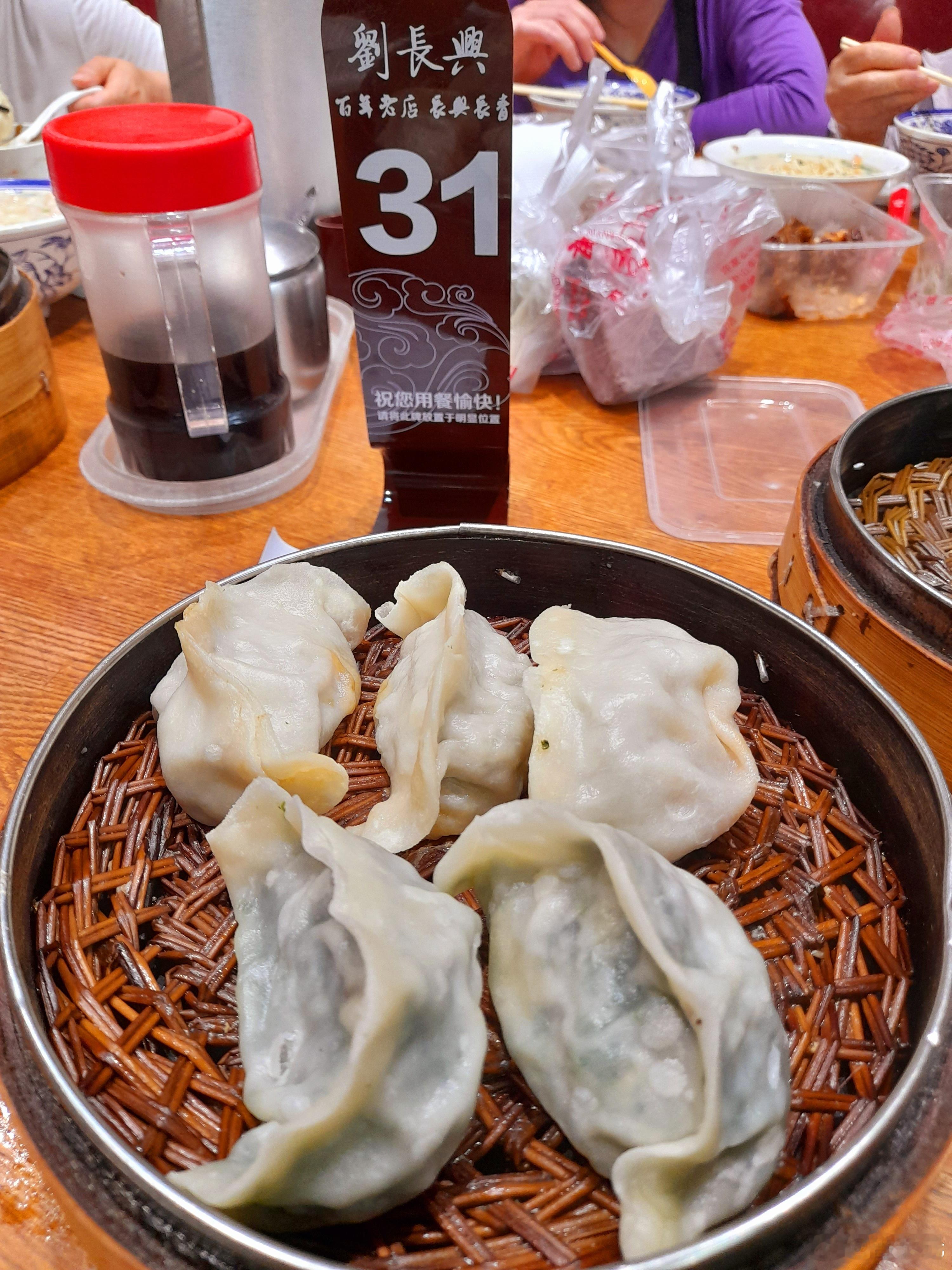 秧草（草头）蒸饺，荠菜肉蒸饺 在高楼门的刘长兴鼓楼店，生意好的很