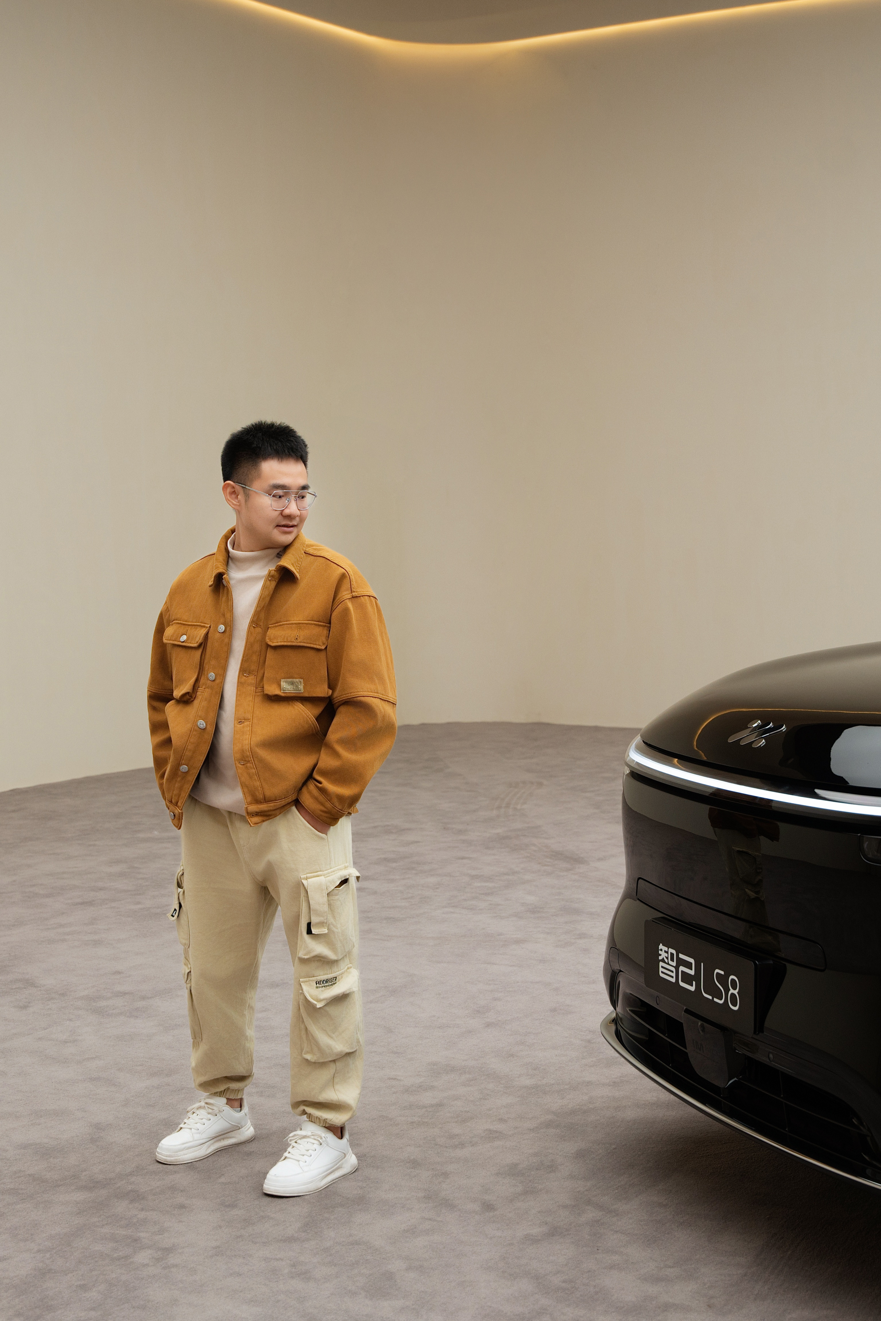 智己LS8预售发布定档3月26日智己给我们拍一辑春冬大片😎我靓唔靓仔，冠军靓唔