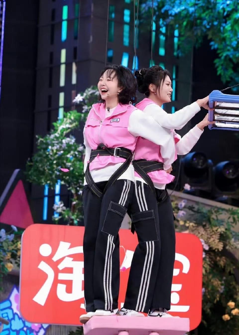 李嘉琦李雪琴你俩咋这么瘦了李嘉琦李雪琴现在真的开始从谐星往美女的方向转变了，俩人