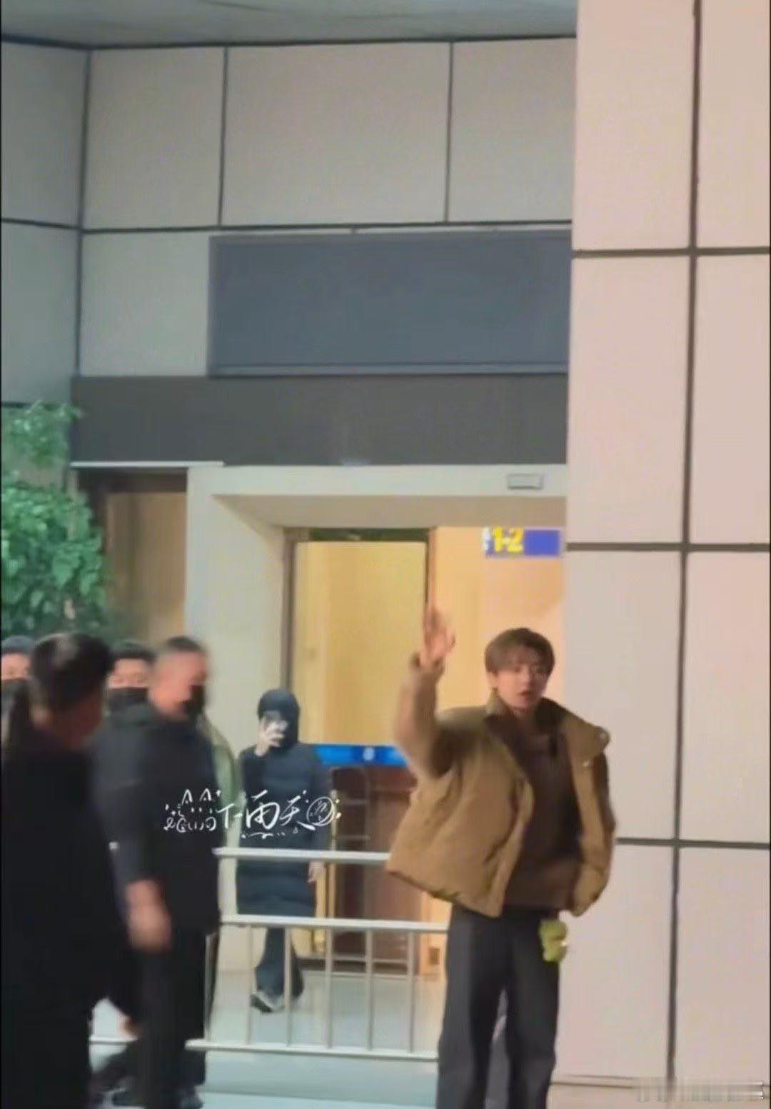 侯明昊假动作溜私生 明昊不仅打球好，连溜私生的动作也如此高超！真的是个聪明又温暖