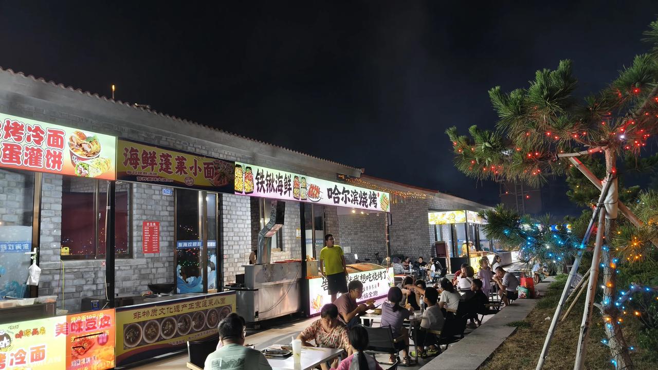 城市夜景夜市打卡夏天即将成为回忆，现在的热度还是一点不减，海边度假夜色阑珊，好热