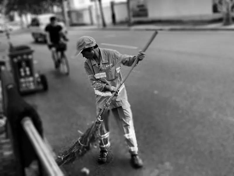 凌晨4点的街头，一个“多管闲事”的饭店老板，给所有人上了一课。

最近，一段拍摄