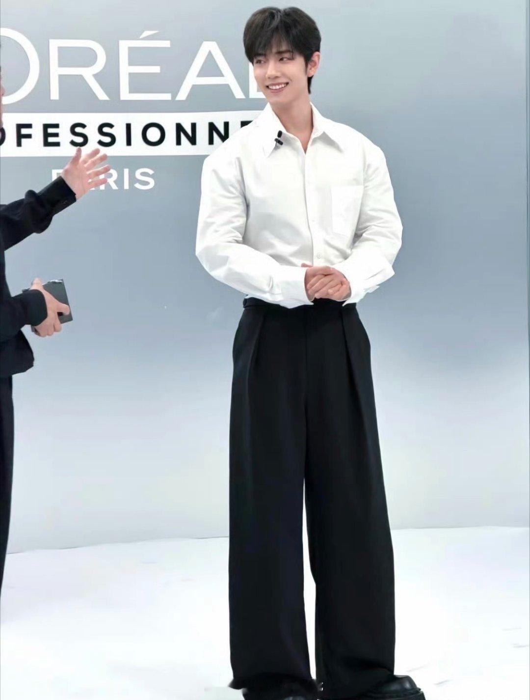 肖战直播营业造型，顺毛好好看 