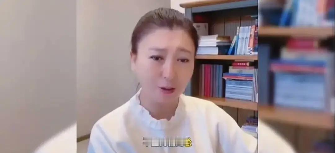 国家一级演员，直播间里翘着二郎腿，一句“怂”就把质疑怼回去。
 
网友的钱不是道