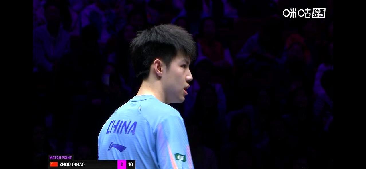 世界排名22的周启豪，差点栽在排名51的外卡小将手里。
首局黄友政连救4个局点