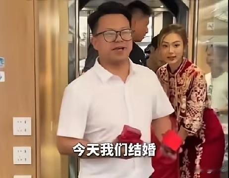 谁也没想到，一趟普通的跨省高铁，竟意外见证了一场最温柔的婚礼。没有豪华婚车，没有
