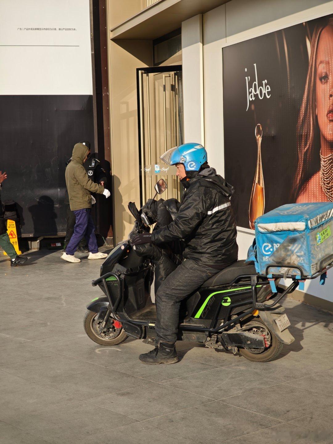 饿了么APP已更新为淘宝闪购 线上改名更新容易，线下全部换装还得一段时间。大家觉