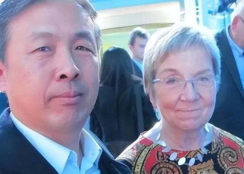 “晚一秒就会万劫不复！如果中国现在不低头，那么以后很有可能就没有低头的机会了”，