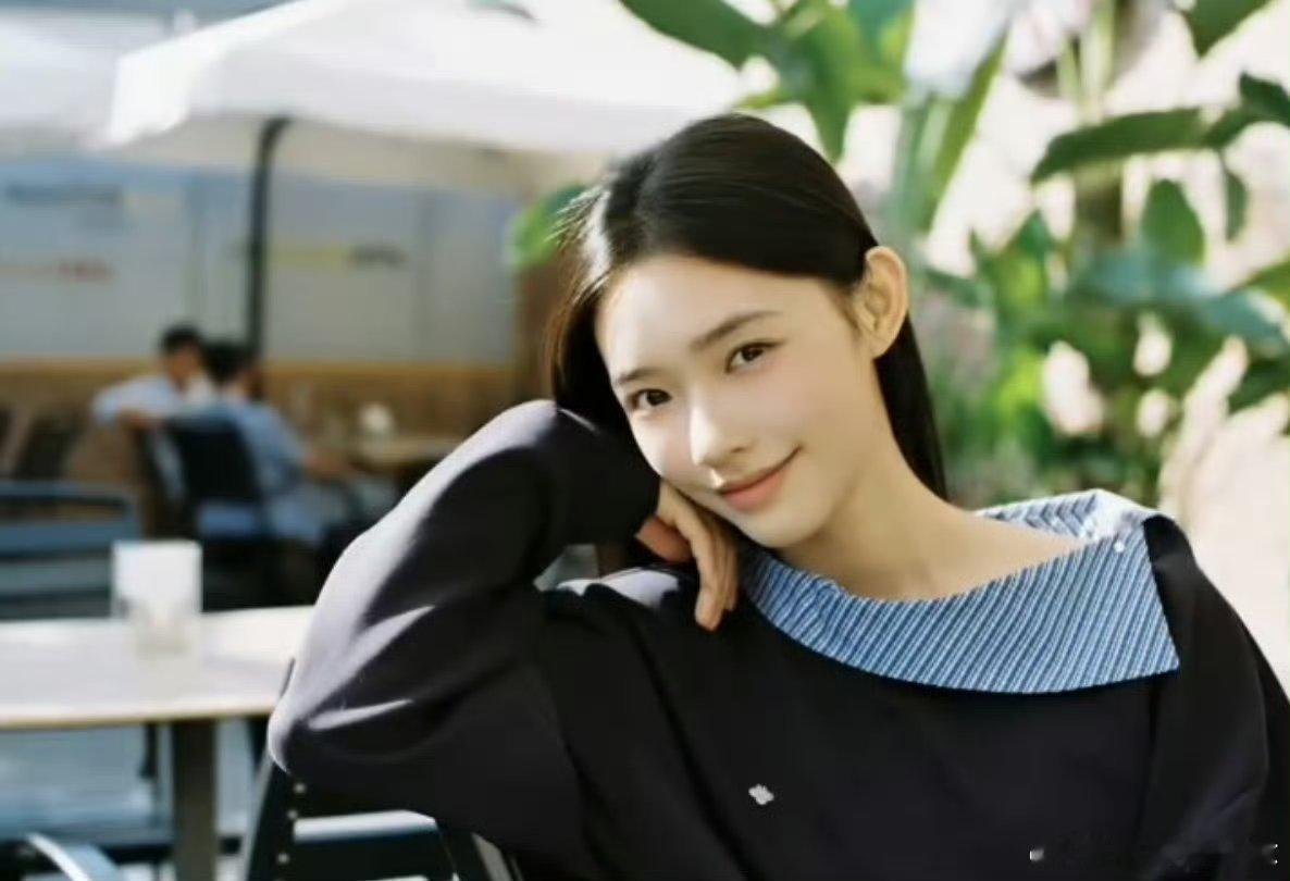 林允你在你美丽的脸上做什么 涂涂抹抹半天，妆前妆后依旧美到发光！素颜就赢麻的林允