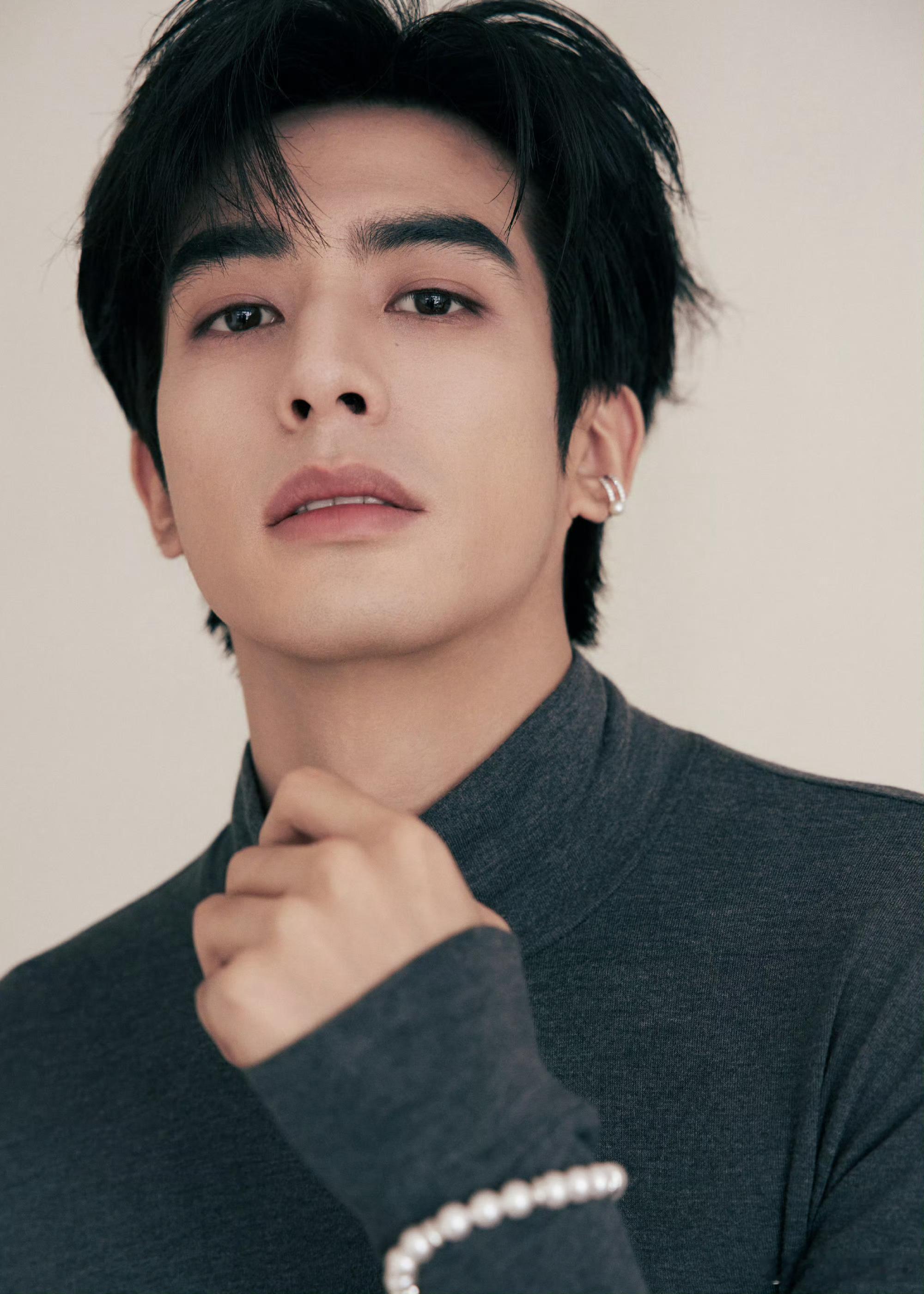 宋威龙这波珍珠造型！深灰西装+珍珠手链、项链，清冷骨相撞上温润珠宝，矜贵公子既视