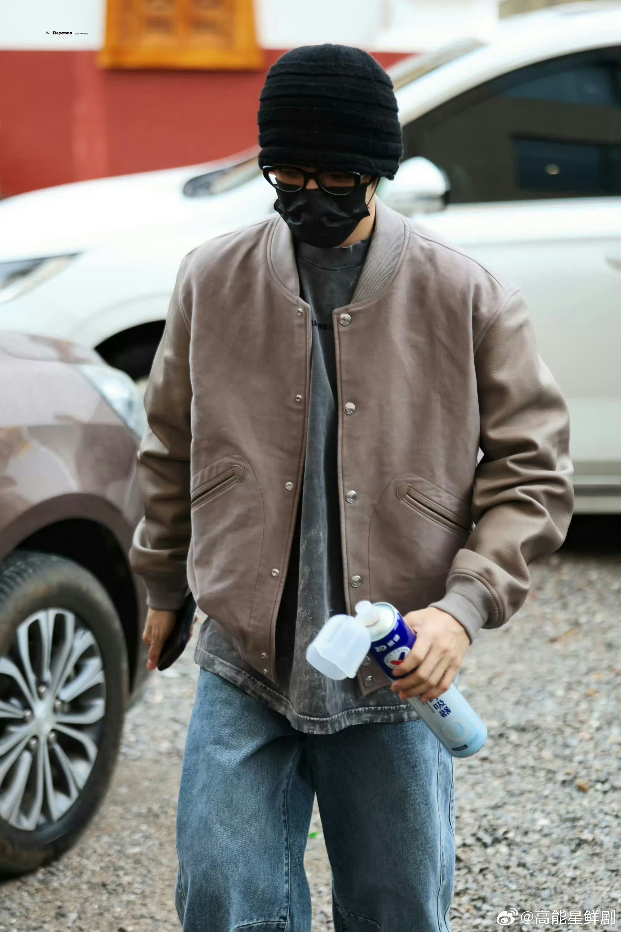 侯明昊拍戏路透高反好严重看到侯明昊拍戏路透高反好严重，捂着肚子扶着工作人员，看着