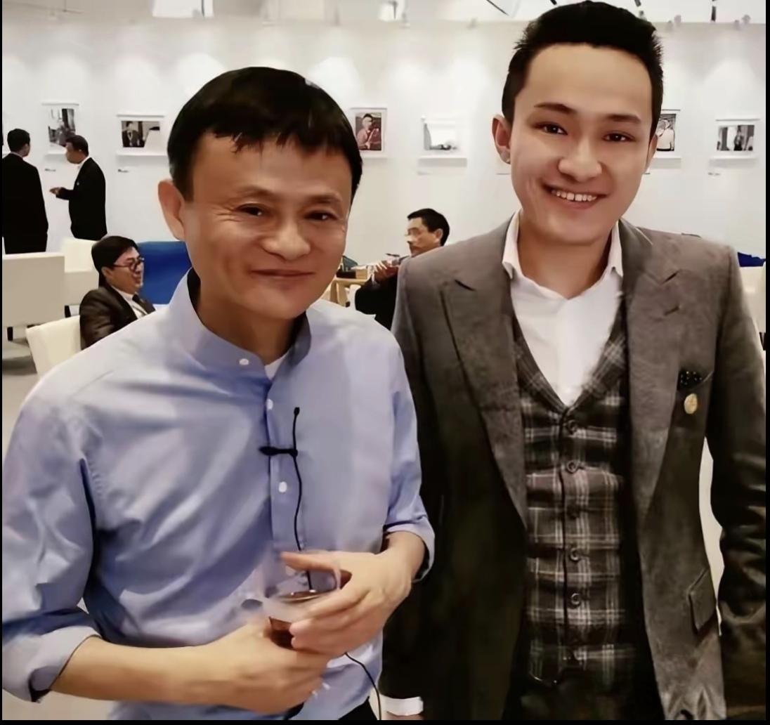 当年老马创办湖x大学，小孙听闻后率先报了名，后凭借这张合影到处宣称自己就是老马“
