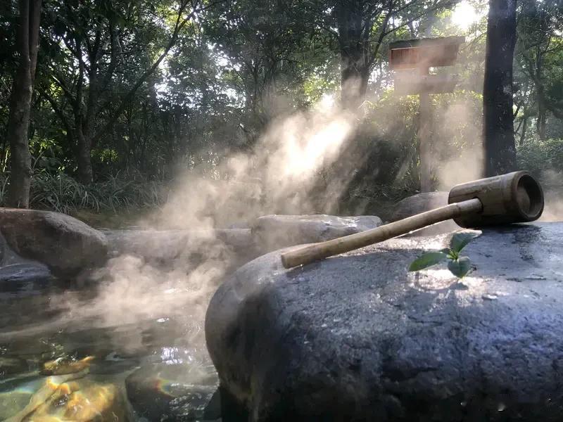 河南巩义一村庄流出露天温泉水 河南巩义一村庄流出露天温泉水，着实令人惊喜！就拿巩