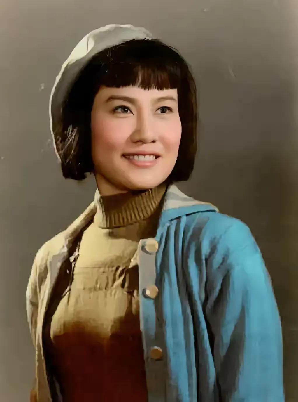 她是谁？我还第一次看她的这张照片，青春靓丽。
她是电影《李双双》的女主角，是电影