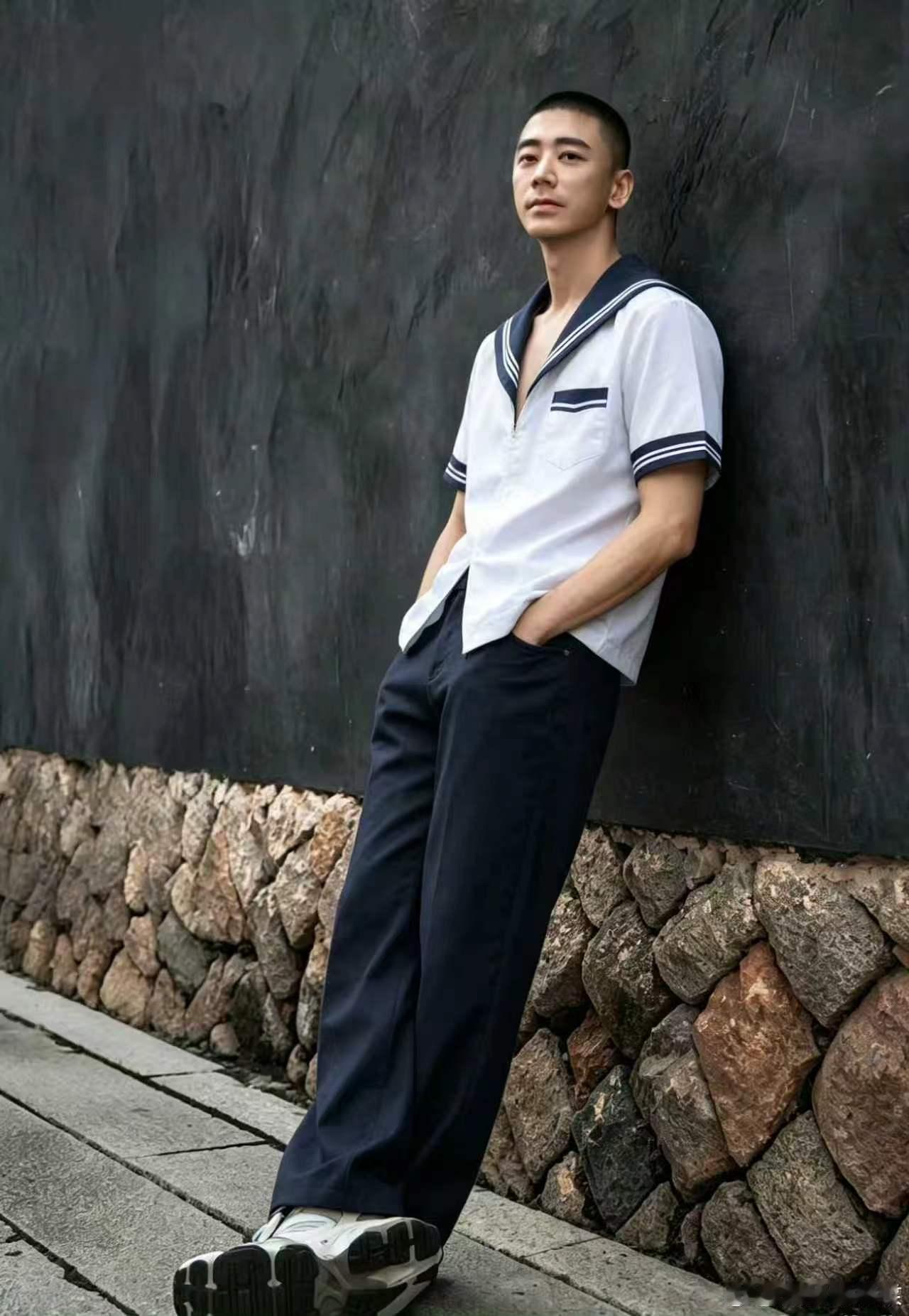苏见信喊话穿校服来看演唱会“青春不是回头，而是重逢”，这句话真的戳到了。7月25