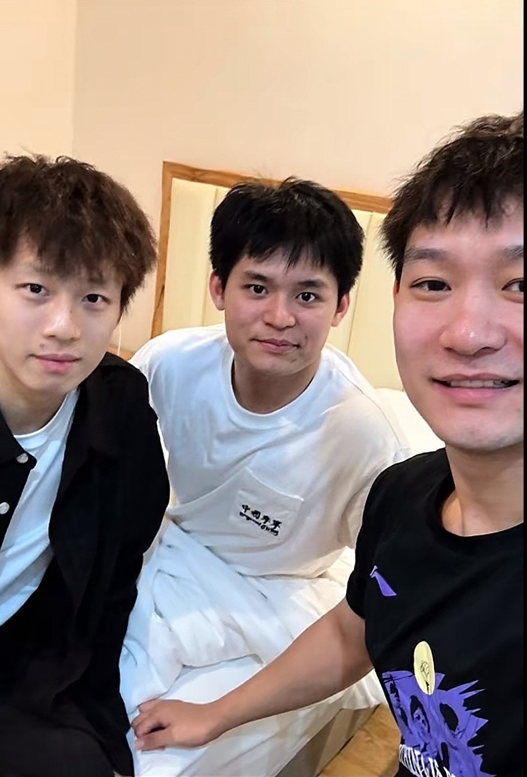 这照片我也是笑了这瞅着果园和副总“同床共枕”了似的[允悲]当然 男双组就得一起住