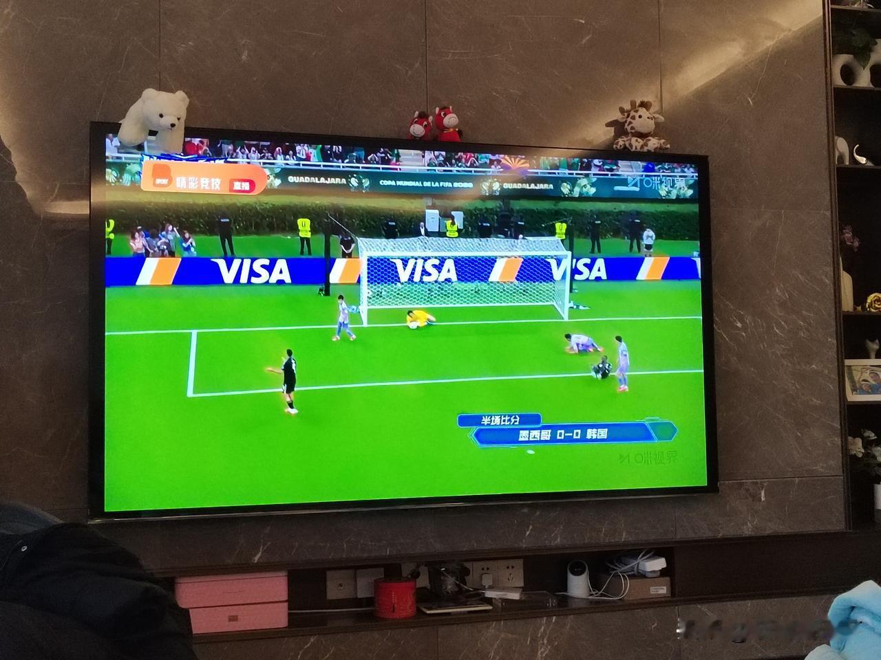 韩国打得还行，已经成功逼平了强大的墨西哥队。
上半场太沉闷了，双方实力相近，互有