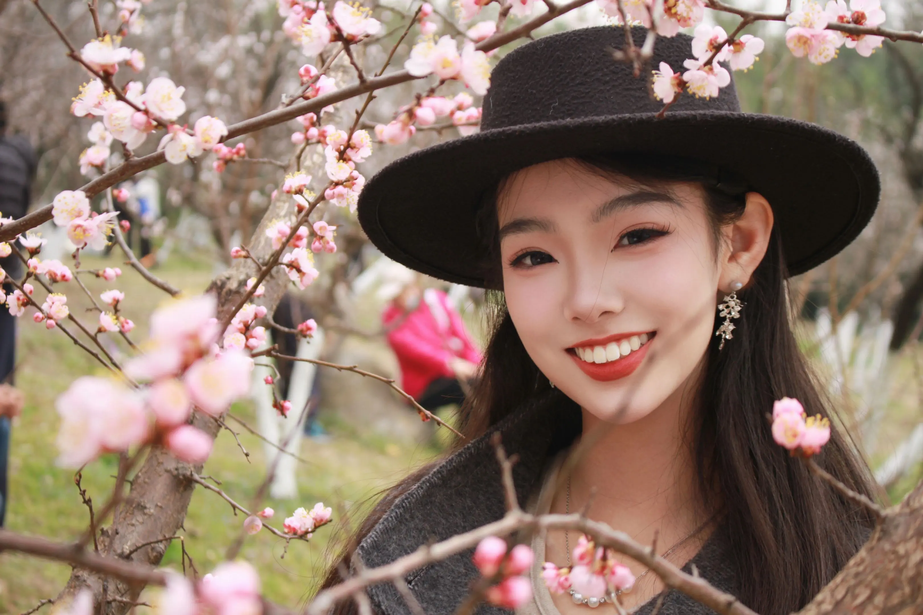 极富感染力的笑容，一如初春的太阳。春日