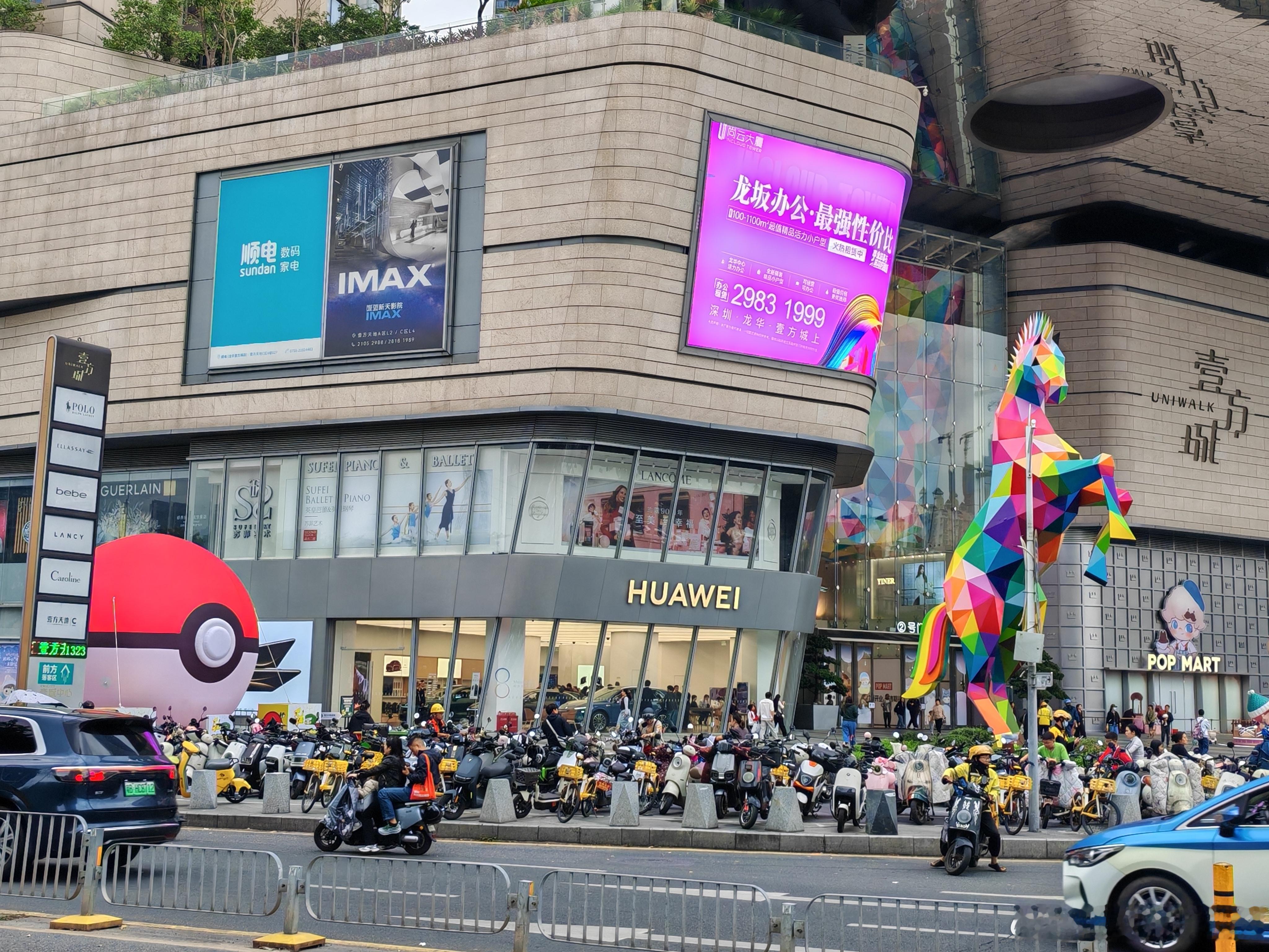 路过华为专卖店，智界R7，享界S9T和尚界H5居中。周末看车买车的人真不少，鸿蒙