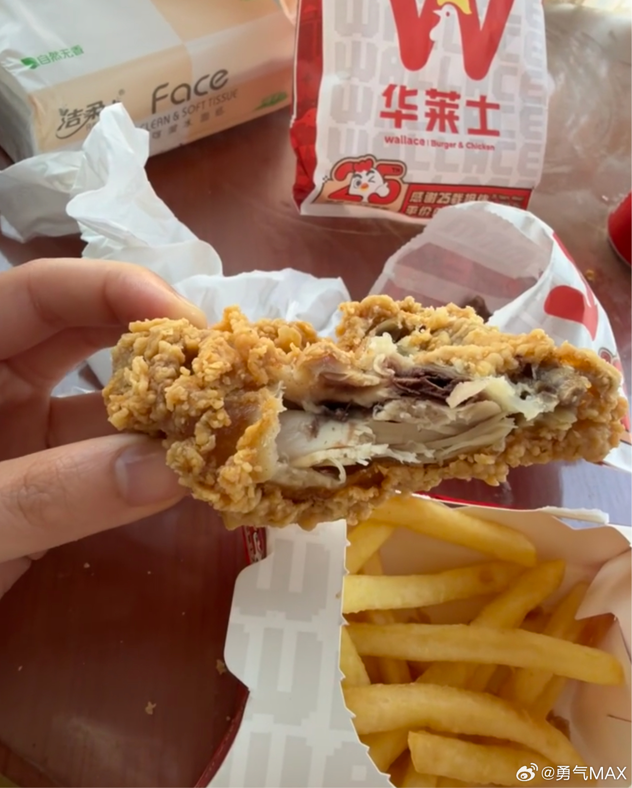 华莱士正式宣布退市 退市可以，别退10元三件套！其实主动退市不是倒闭，卸下资本包