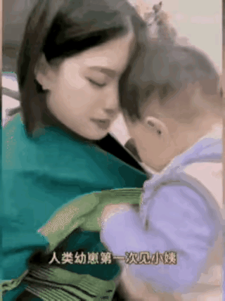 第一次见小姨，快两岁了的宝宝，估计是小姨太漂亮了，对小姨充满了好奇。