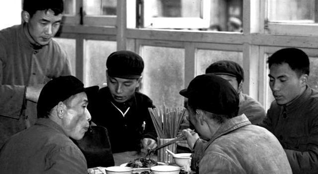 1957年，铁道兵司令王震上将遇到3个海军军官大声喝酒划拳。
王震1908年4月