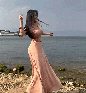 辽阔的湖畔微风徐徐，澄澈湖水泛着浅浅波光，岸边乱石错落，远处屋舍与远山朦胧相映。