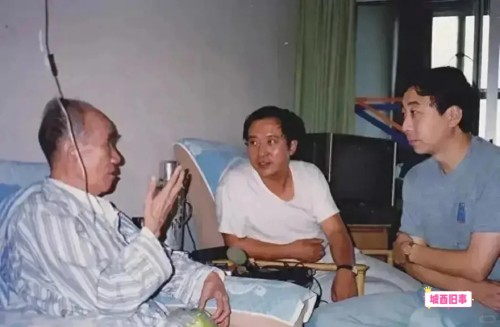 1992年，相声大师侯宝林先生病逝前，徒孙辈的冯巩和牛群前往医院探望...