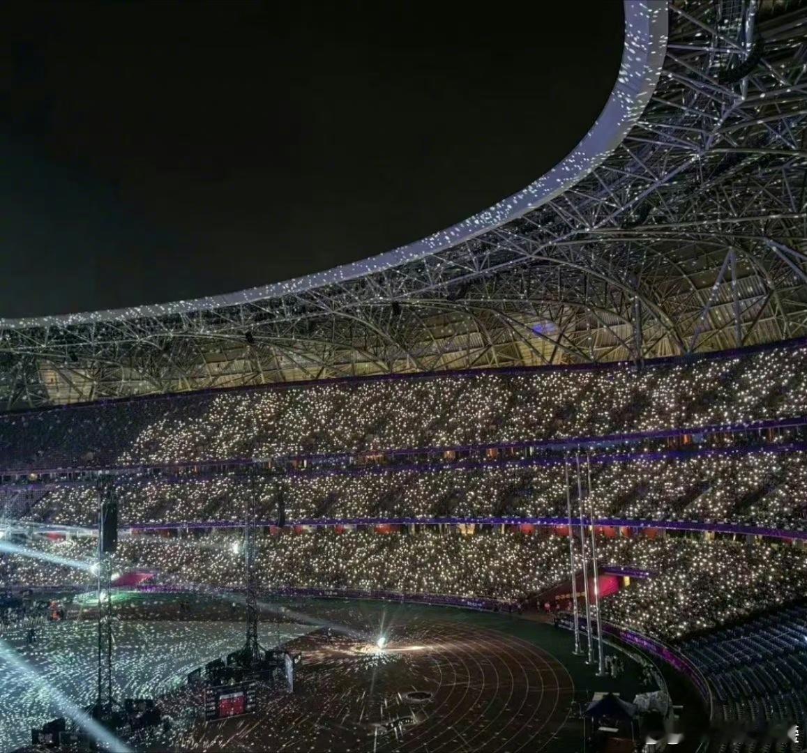 #周深爱和浪漫不会被干扰# 周深，你的歌声触动心灵。杭州演唱会的星星之海，是爱与