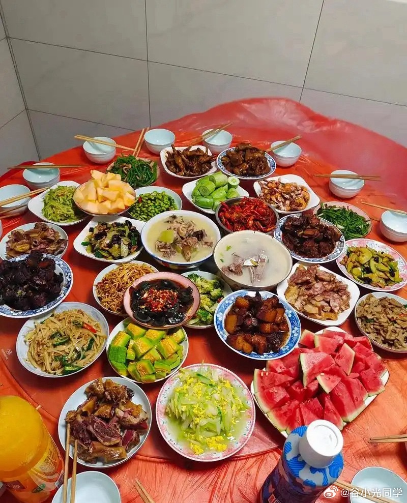 长期饥一顿饱一顿的受害者出现了一天最起码保证吃两顿，两顿都保证不了的话，对肠胃伤