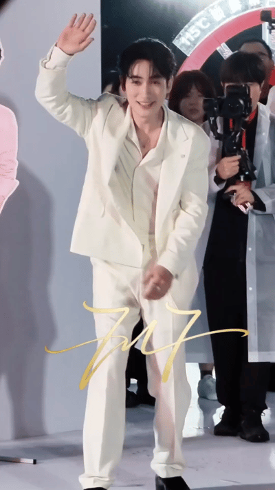 朱一龙这儿不让滑冰 哈哈哈哈哈哈哈哈哈朱一龙就这样滑着冰向粉丝走来，一步三滑仍在