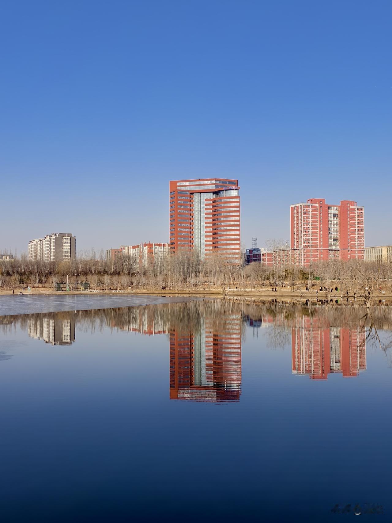 水中倒影怎么拍第一选好目标平行线；第二选好目标后长按三秒确保清晰；第三目标要选相