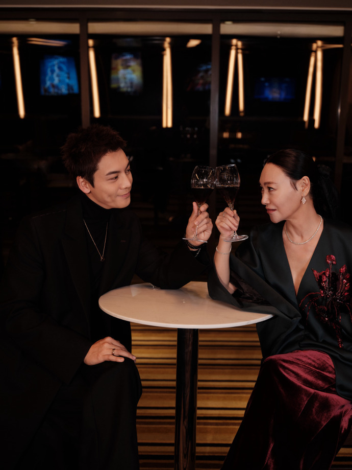 这二位真的是豪门姐弟来着太有气场了！！惠英红陈伟霆豪门姐弟陈伟霆晒和惠英红合照