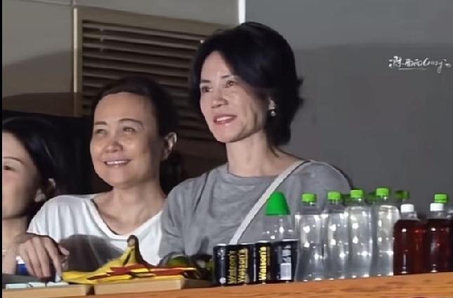 有没有同感的人？感觉王菲越来越像潘虹了。57岁的她现状引争议。虽说老了，面部肌肉
