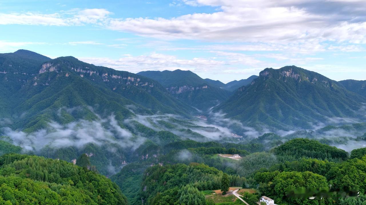 延绵远山承云势，缭绕云雾映林魂——神农架的磅礴气象
 
延绵远山承云势，缭绕云雾