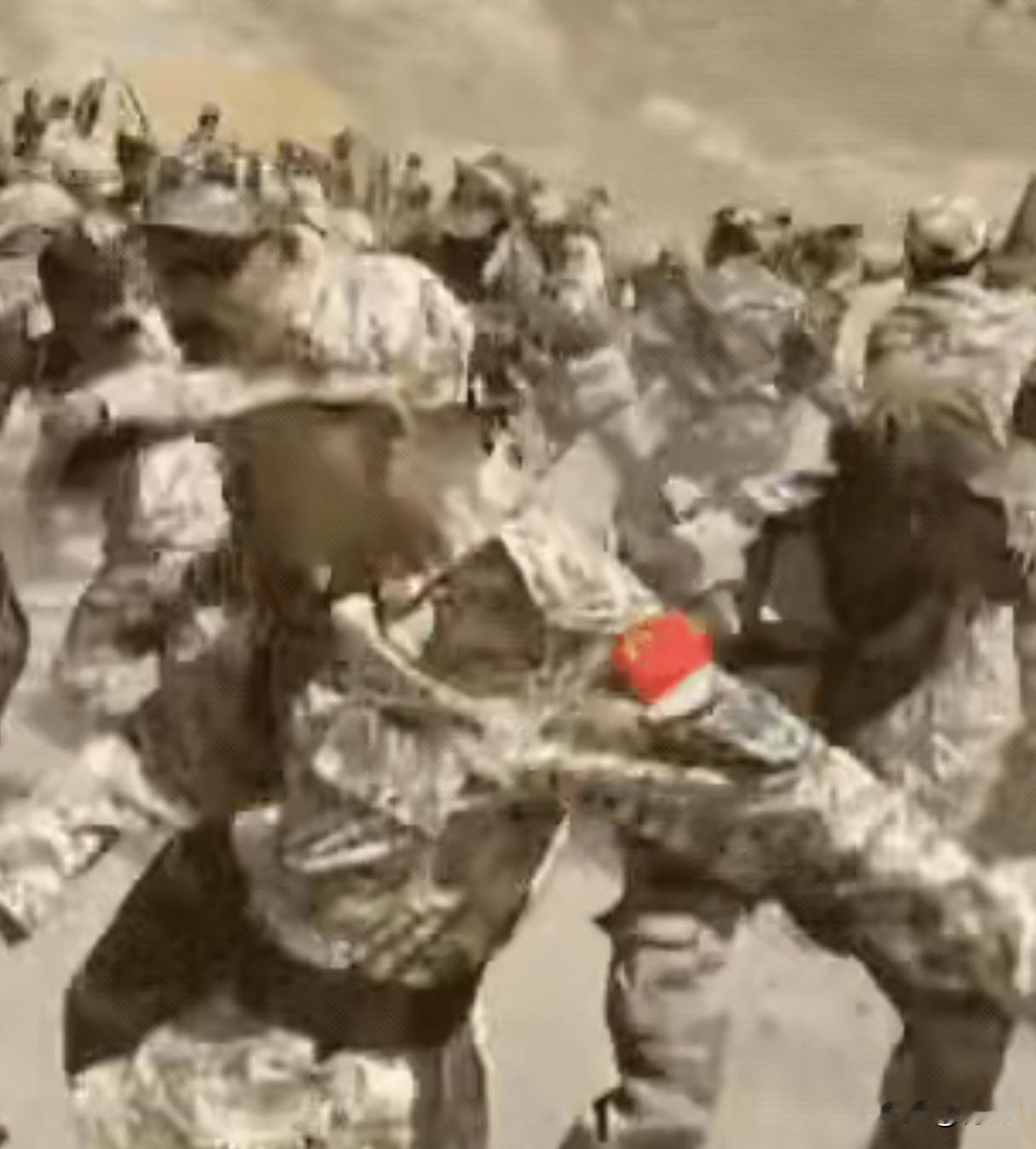 印军奇葩训练:穿上我军军装进行混战
这是网上流传的一组图，说是印度边防军高原某部