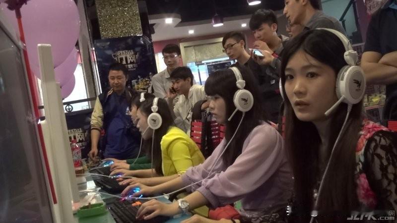 《研究生女儿毕业躺平打游戏，我都愁白了头！哪位高人来帮我支支招》
 
说真的，我