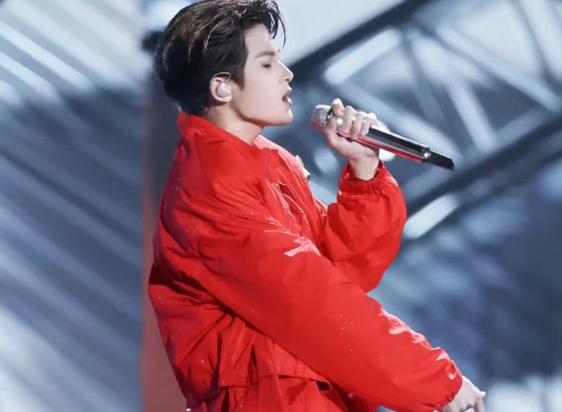 檀健次穿上红袜子了，小人退散！！！期待檀健次新角色谢却山