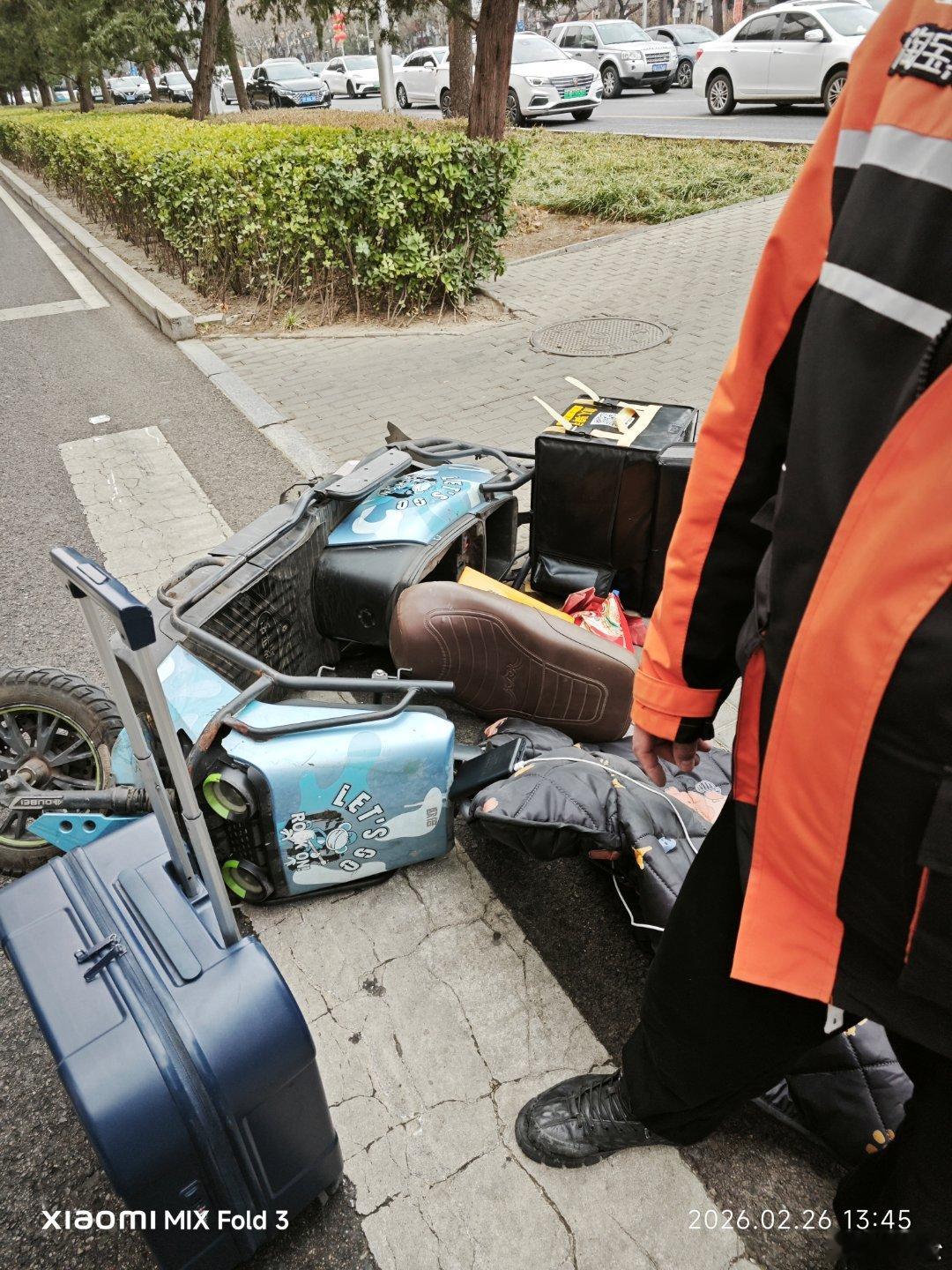 昨天被闯红灯的外卖电动车撞了，脑袋直接拍到地面，手和腿也伤了，竟然没有死，只是现