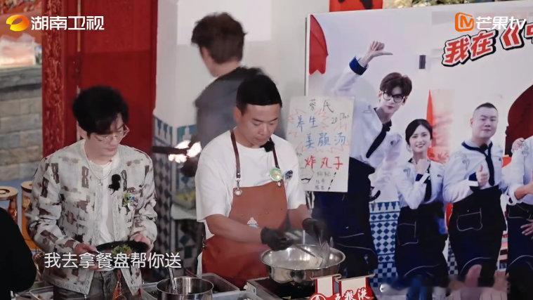 黄晓明店长爆改外卖小哥黄晓明送了么订单已爆单中餐厅 中餐厅小摊边，顾客点单如潮，