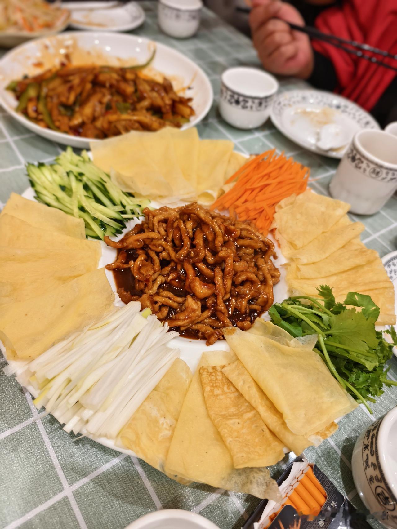 秋日生活打卡季 又是一个下雨天，山西偏关猫姐当然是和闺蜜们小聚小酌了，丽最喜欢吃