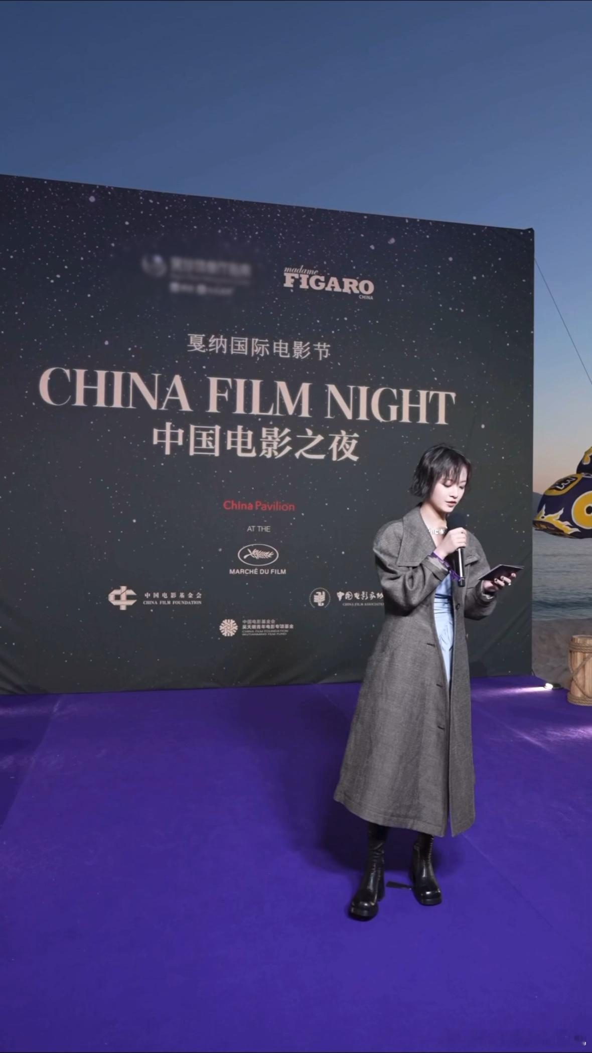 李庚希戛纳英文致辞惊艳全场，语言流利、仪态大方，温柔又有力量，让大家看到新生代演