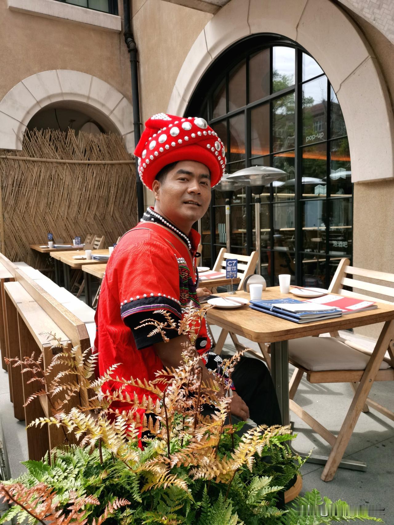 这不是在云南那里拍摄的少数民族服饰，这在上海兴国路上见到的“显眼”“夺目”的盛装