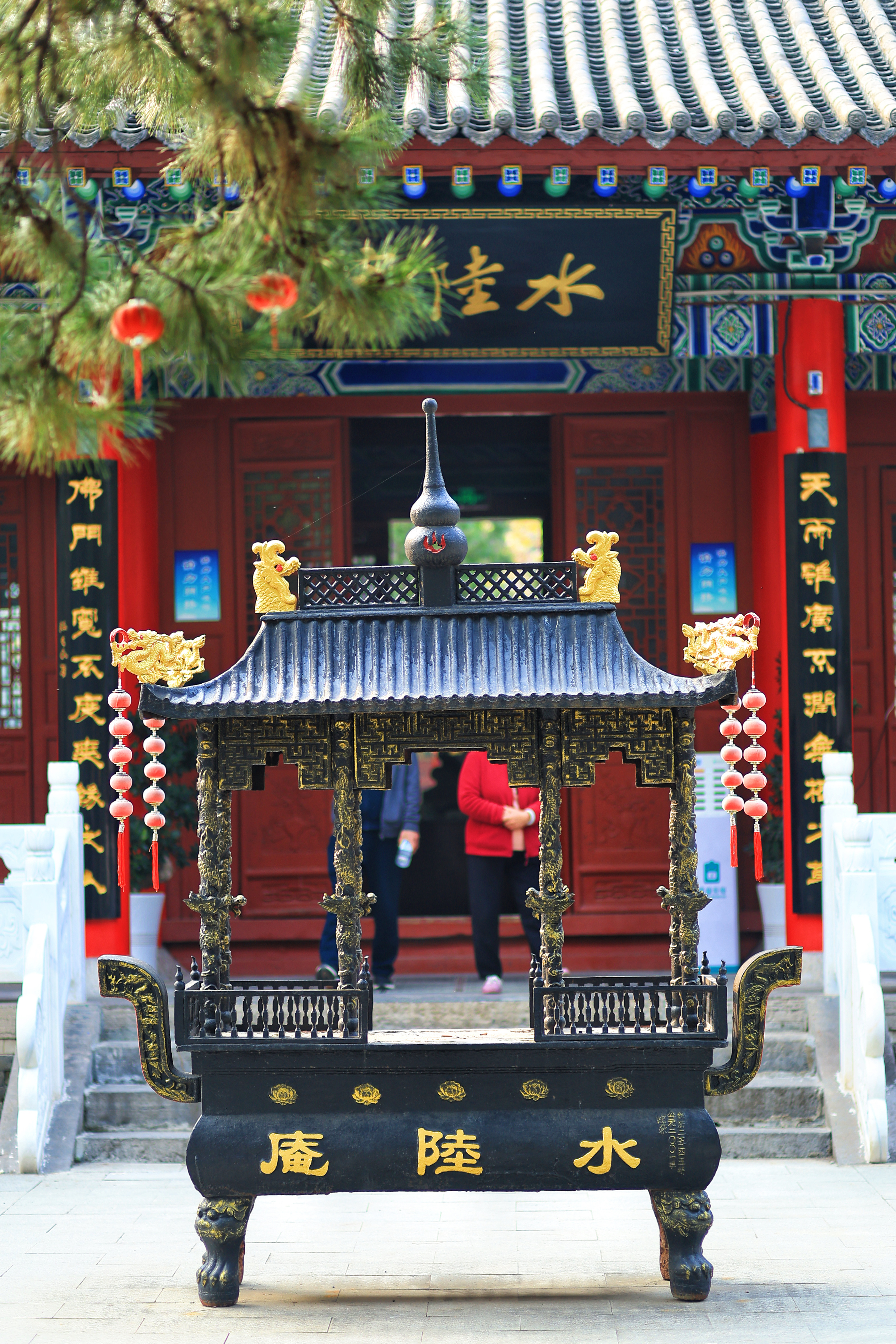 水陆庵位于西安市蓝田县普化镇河湾口村，为六朝名刹，庵内有古代彩塑，是中国古代雕塑