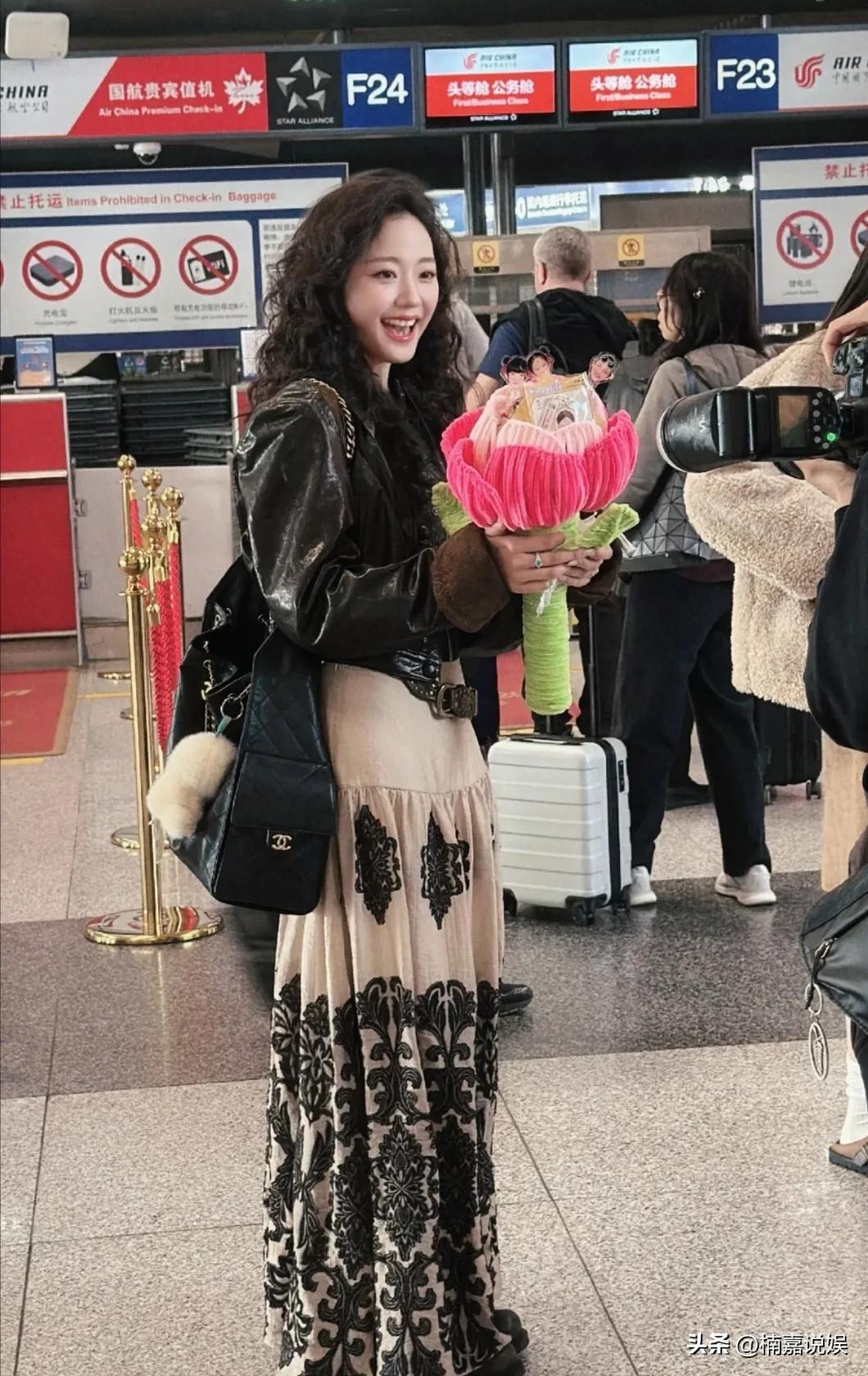 万千惠现身机场，参加芒果台的综艺《浪姐》，生图好年轻啊，又白又瘦的大美人一个。
