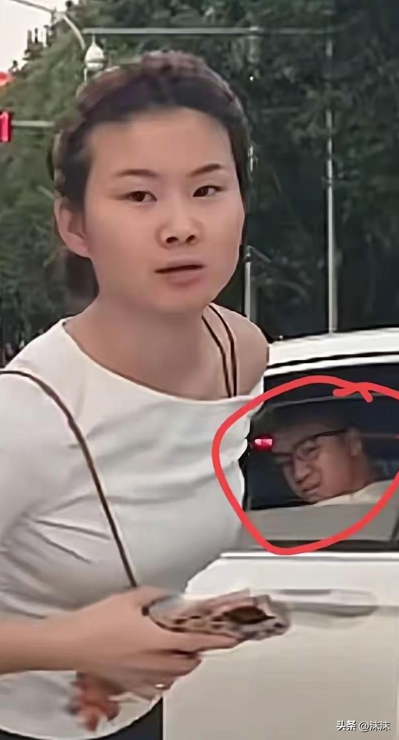 女的拦车我不意外，她吐口水我也不意外，唯独这事让我没想到

她老公比她还一脸嚣张